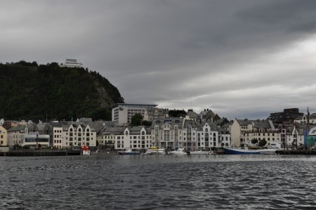 Blick vom Hafen hinauf zum Aksla